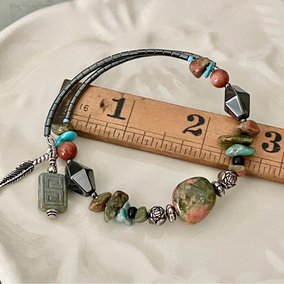 Stone Bracelet on Adjustable Memory Wire - Picture 10 of 11